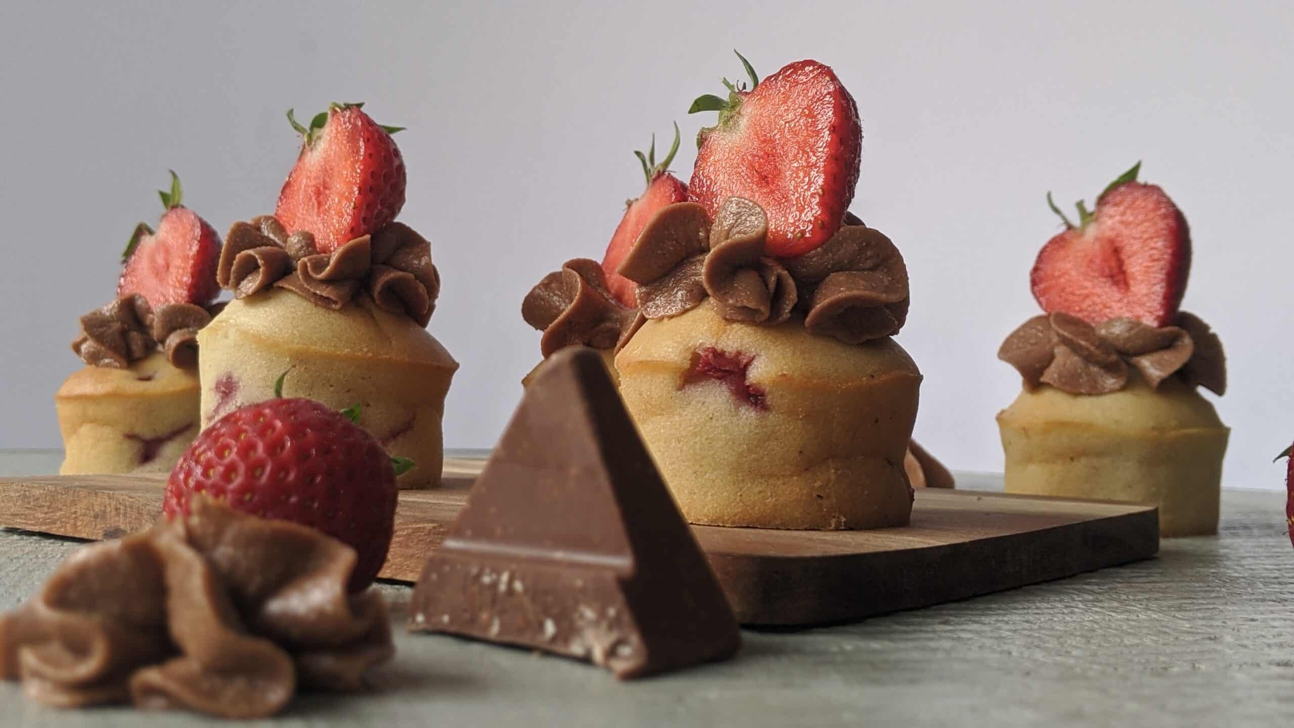Jordbær Cupcakes Med Toblerone Frosting